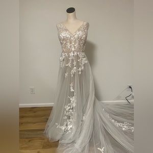 Vowd size 24w wedding dress new without tags.